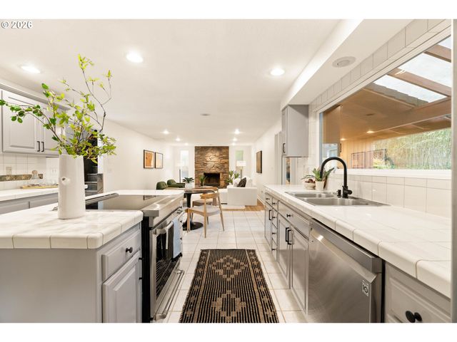 1431 KILLARNEY Dr, West Linn, OR 97068