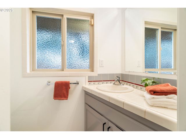 1431 KILLARNEY Dr, West Linn, OR 97068