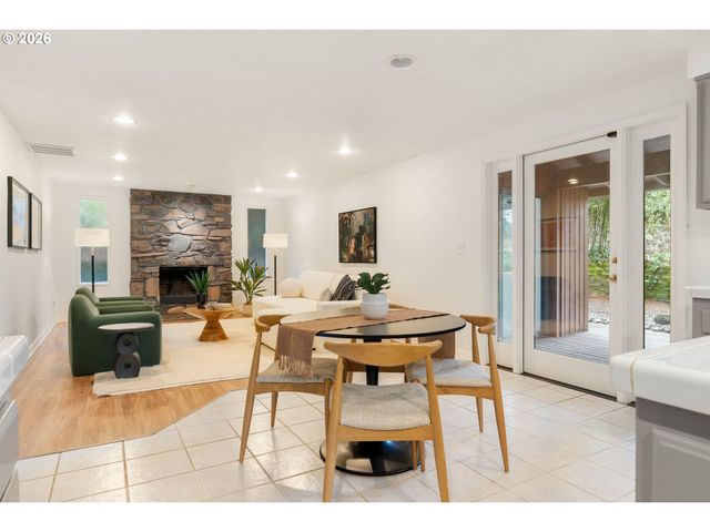 1431 KILLARNEY Dr, West Linn, OR 97068