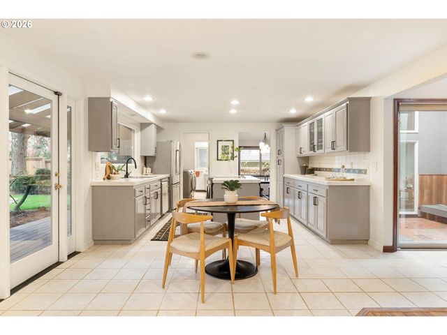 1431 KILLARNEY Dr, West Linn, OR 97068