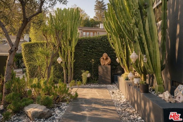 8147 Mulholland Terrace, Los Angeles, CA 90046