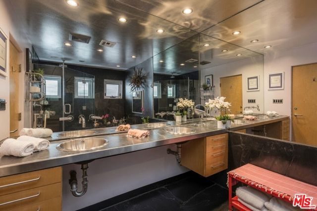 8147 Mulholland Terrace, Los Angeles, CA 90046
