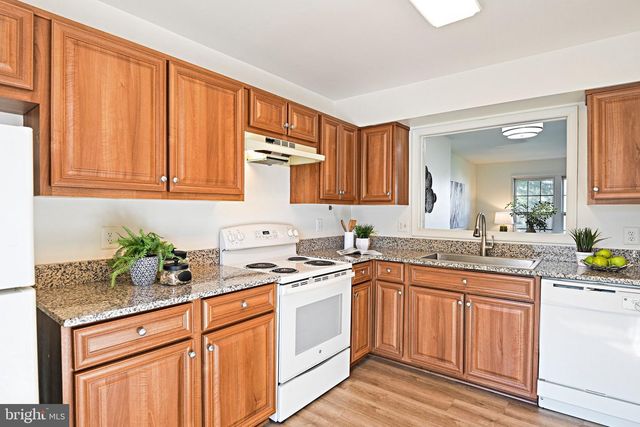 2762 STONE HOLLOW DR, Vienna, VA 22180