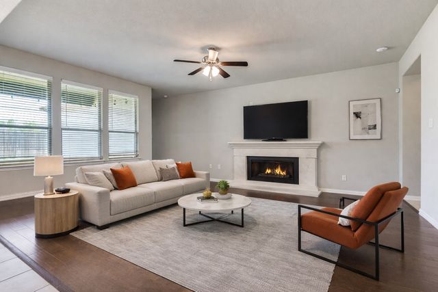 807 Woodcrest Drive, Ennis, TX 75119