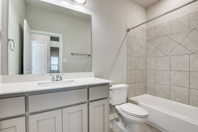 807 Woodcrest Drive, Ennis, TX 75119