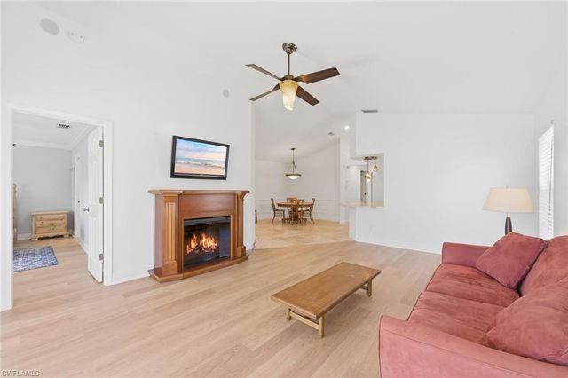 9844 Luna CIR # 201D, Naples, FL 34109