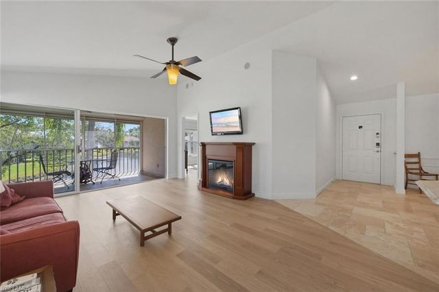 9844 Luna CIR # 201D, Naples, FL 34109