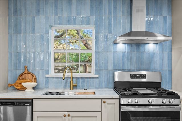 1907 Johnson Ave, Rockport, TX 78382