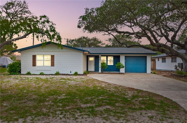 1907 Johnson Ave, Rockport, TX 78382