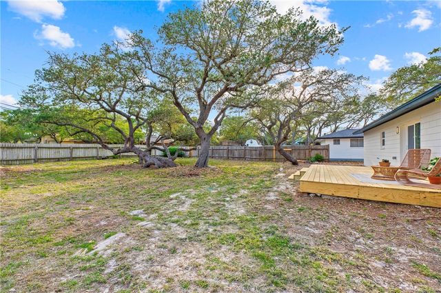 1907 Johnson Ave, Rockport, TX 78382