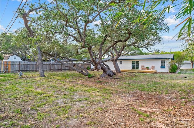 1907 Johnson Ave, Rockport, TX 78382