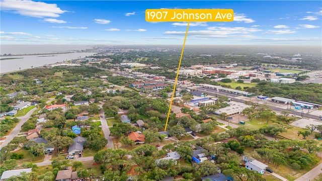 1907 Johnson Ave, Rockport, TX 78382