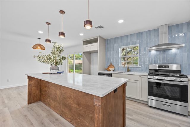 1907 Johnson Ave, Rockport, TX 78382