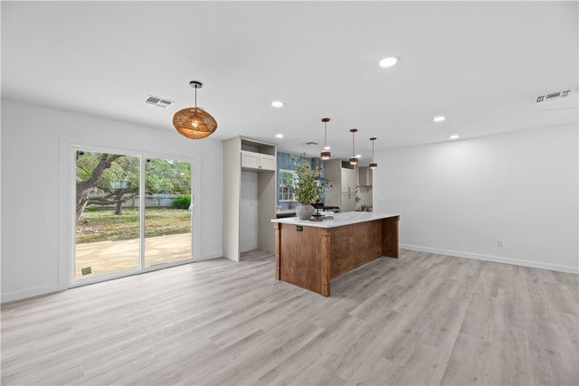 1907 Johnson Ave, Rockport, TX 78382