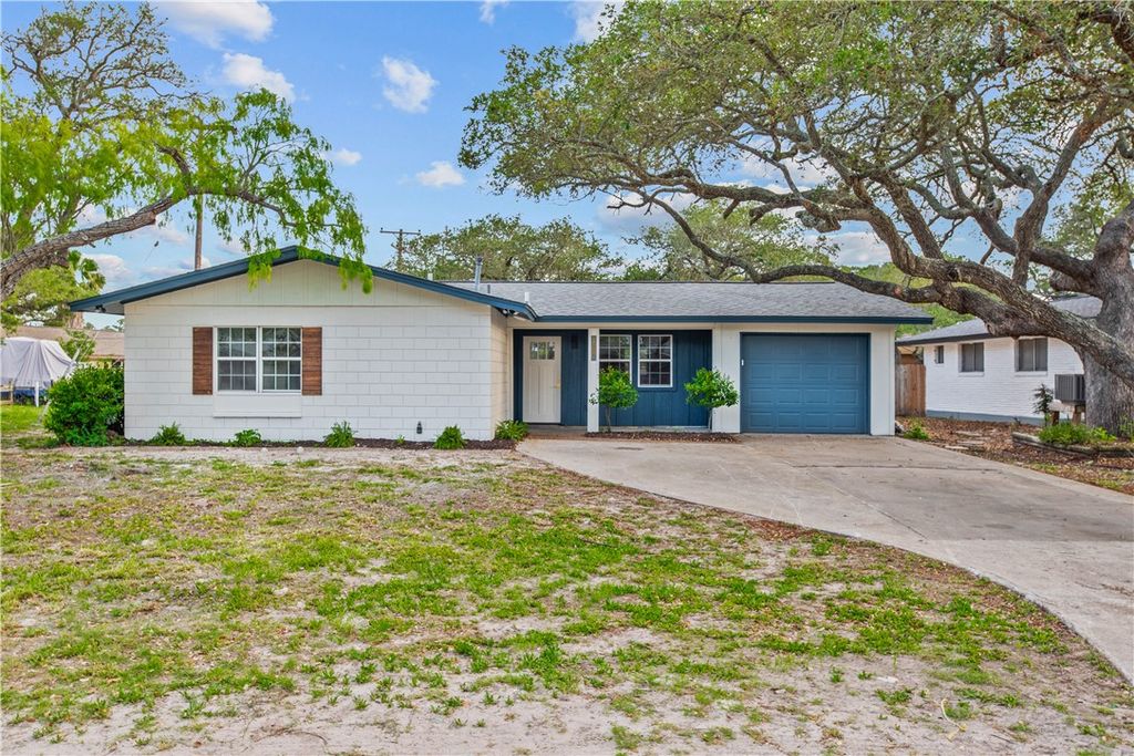 1907 Johnson Ave, Rockport, TX 78382
