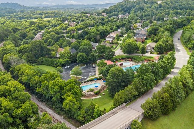 7020 Bridgeport Dr, Nashville, TN 37221