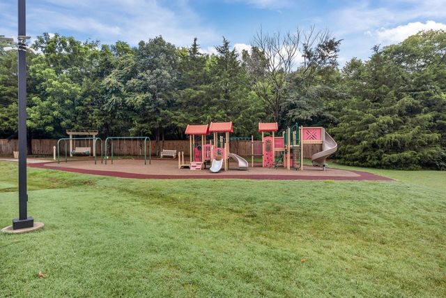 7020 Bridgeport Dr, Nashville, TN 37221