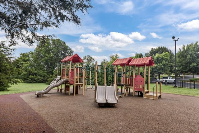 7020 Bridgeport Dr, Nashville, TN 37221