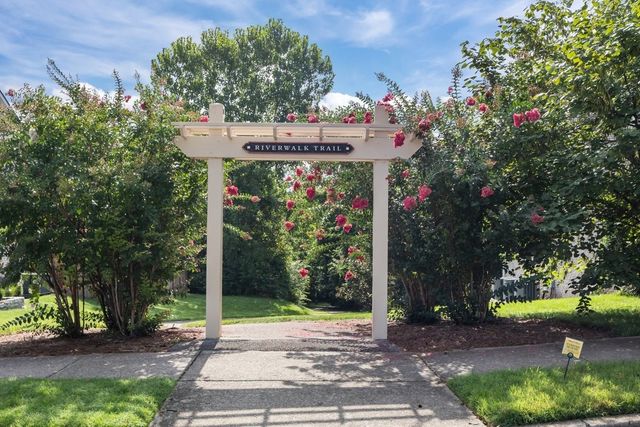 7020 Bridgeport Dr, Nashville, TN 37221
