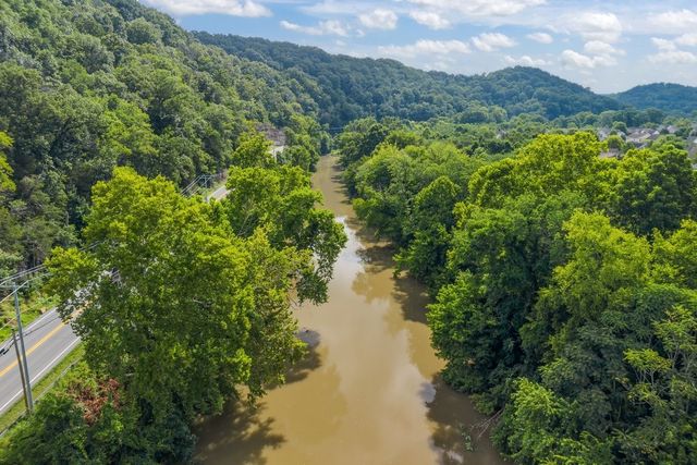 7020 Bridgeport Dr, Nashville, TN 37221