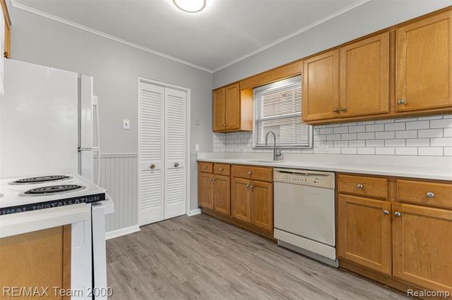7322 Fenton Street, Dearborn Heights, MI 48127