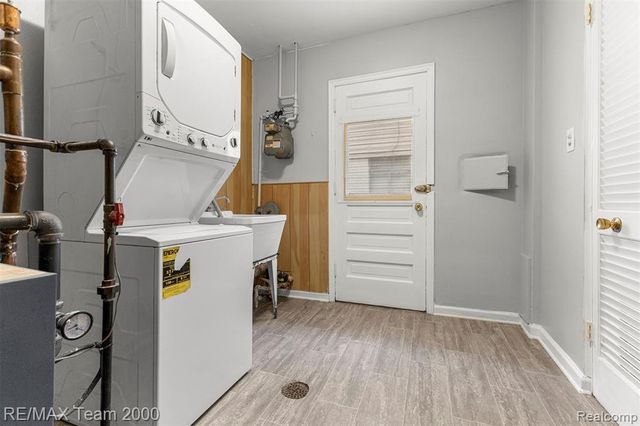 7322 Fenton Street, Dearborn Heights, MI 48127