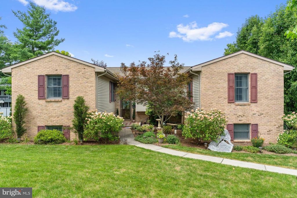 228 N DUKE ST, Hummelstown, PA 17036