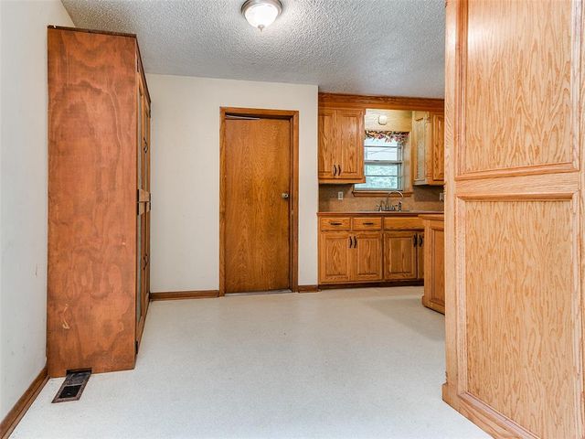 2 Lakewood Drive, Mcloud, OK 74851