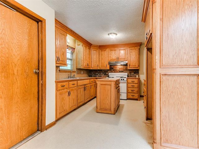 2 Lakewood Drive, Mcloud, OK 74851