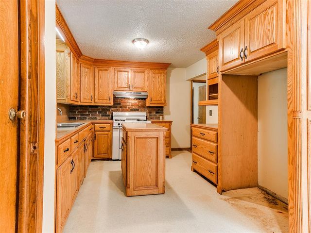 2 Lakewood Drive, Mcloud, OK 74851