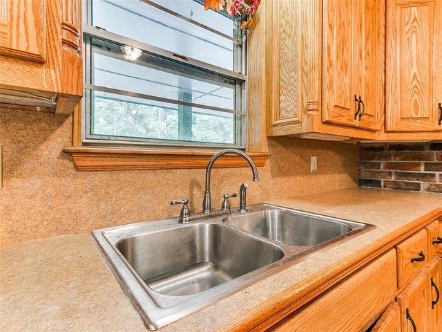 2 Lakewood Drive, Mcloud, OK 74851
