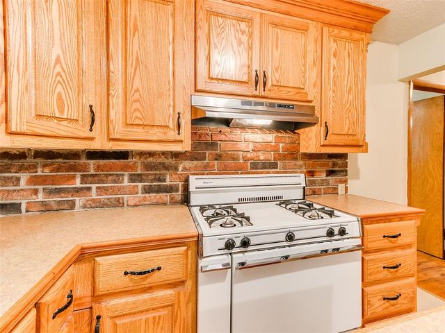 2 Lakewood Drive, Mcloud, OK 74851