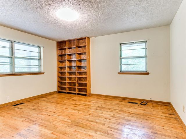 2 Lakewood Drive, Mcloud, OK 74851