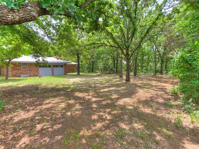 2 Lakewood Drive, Mcloud, OK 74851