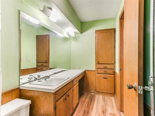2 Lakewood Drive, Mcloud, OK 74851