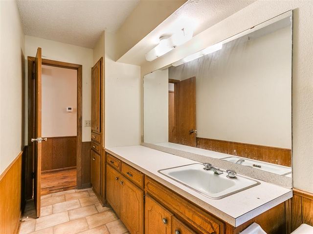 2 Lakewood Drive, Mcloud, OK 74851