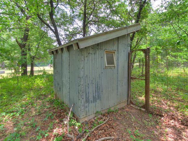 2 Lakewood Drive, Mcloud, OK 74851
