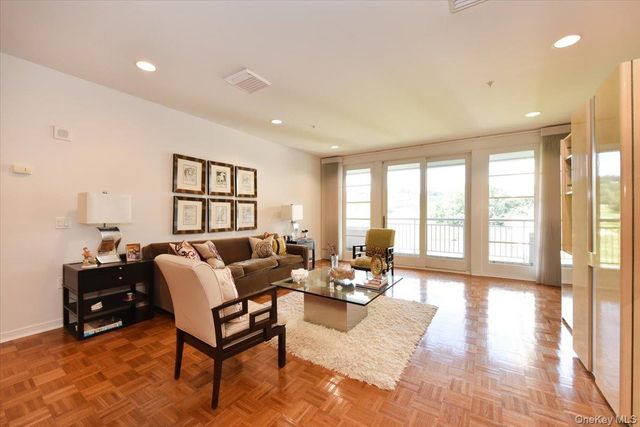 100 Harbor View Drive 117, Port Washington, NY 11050