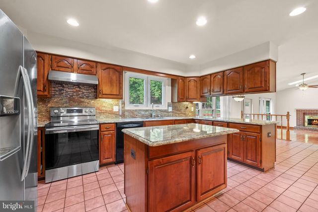 6747 JADE POST LN, Centreville, VA 20121