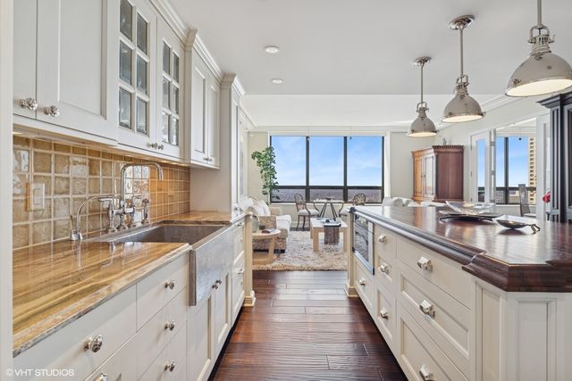 180 E PEARSON Street 4801, Chicago, IL 60611