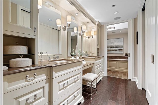 180 E PEARSON Street 4801, Chicago, IL 60611