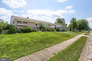 1221 FAIRLANE DR, York, PA 17404