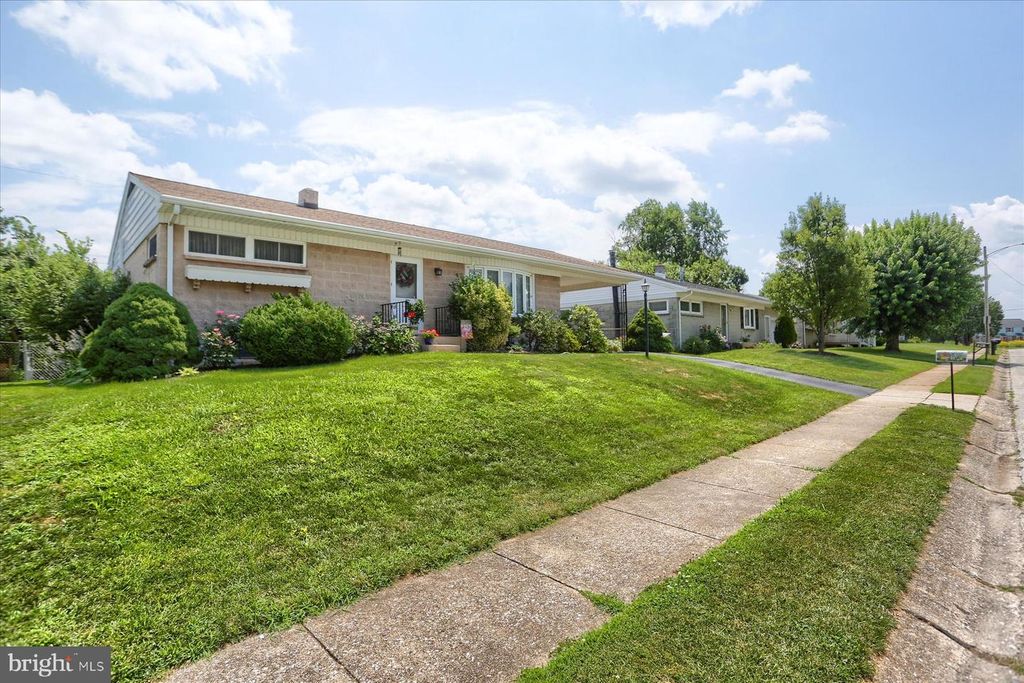 1221 FAIRLANE DR, York, PA 17404