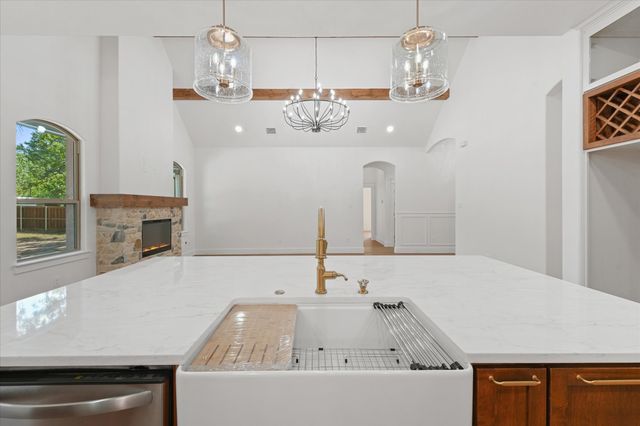 605 N Stewart Street, Azle, TX 76020