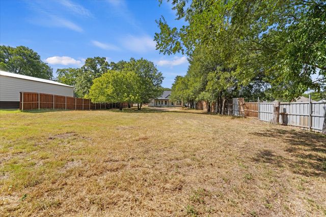 605 N Stewart Street, Azle, TX 76020