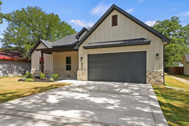 605 N Stewart Street, Azle, TX 76020