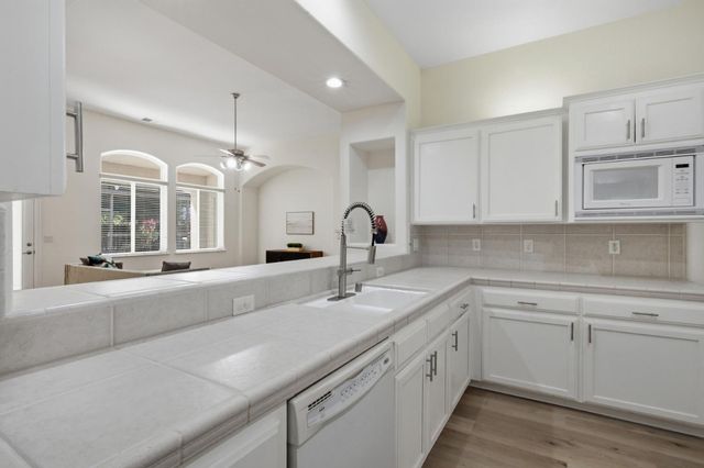 2935 E Omaha Avenue, Fresno, CA 93720