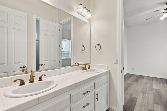 2935 E Omaha Avenue, Fresno, CA 93720