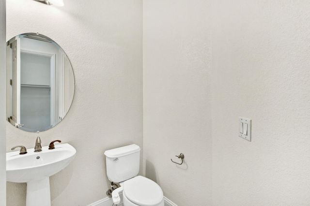 2935 E Omaha Avenue, Fresno, CA 93720