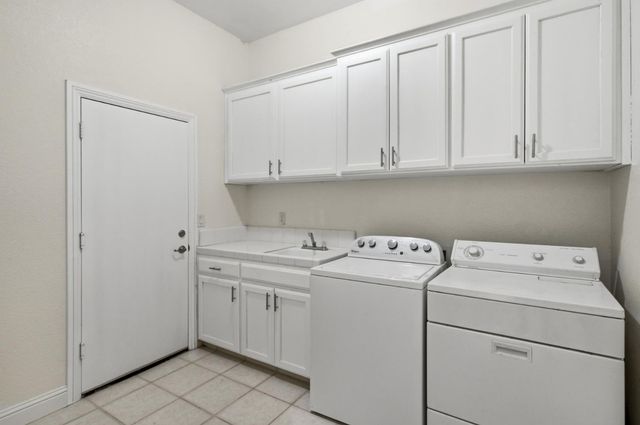 2935 E Omaha Avenue, Fresno, CA 93720